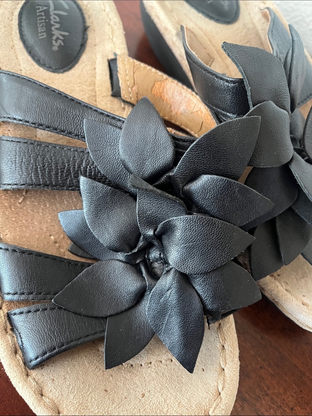 Clarks Artisan Black Leather Flower Slide Sandals Size 7 - Picture 4 of 6